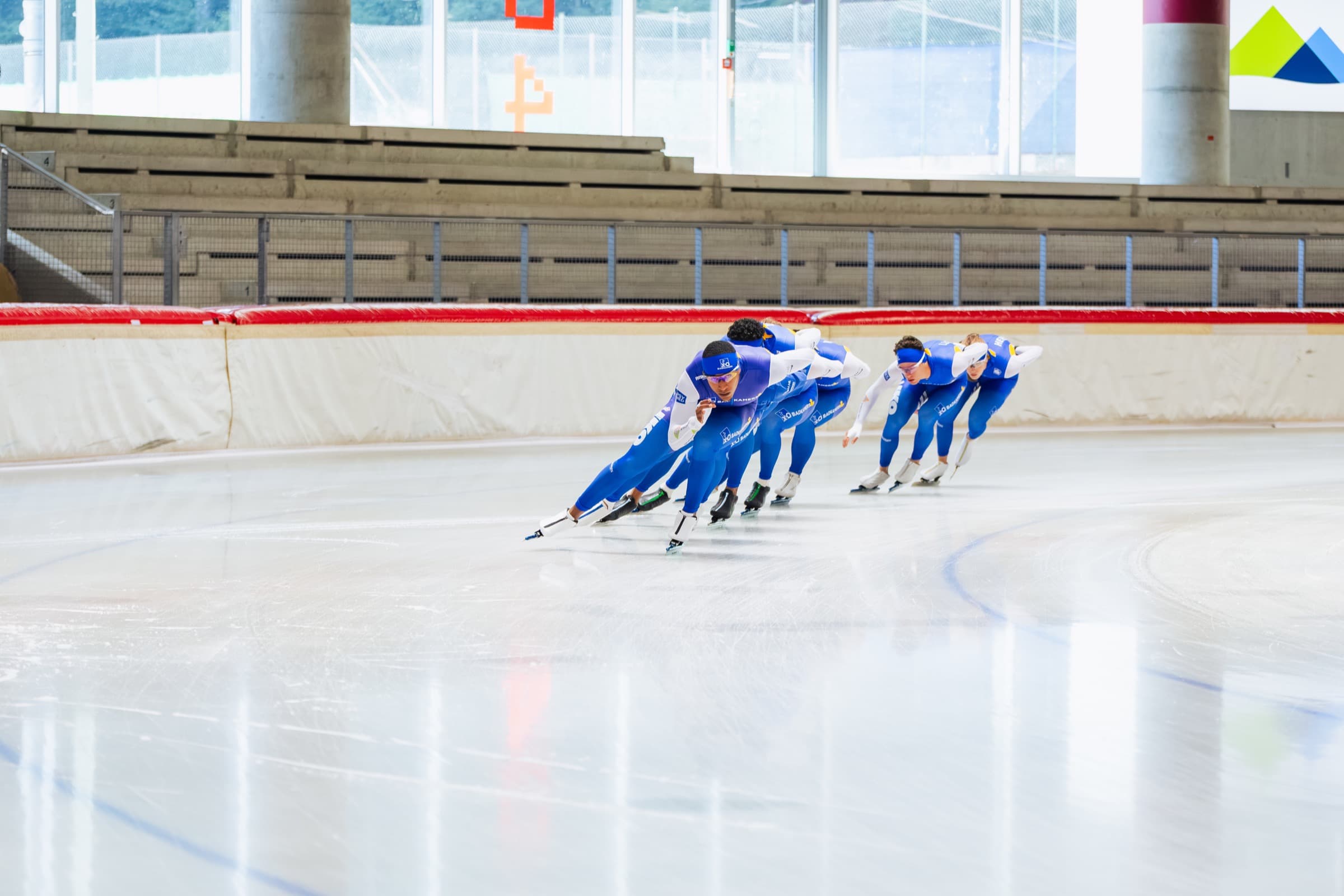 A equipa de patinagem de velocidade x2o a treinar