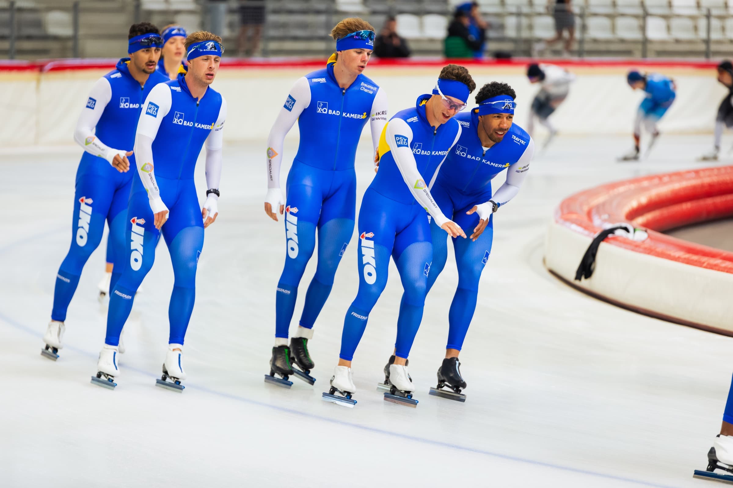 A equipa de patinagem de velocidade x2o no gelo