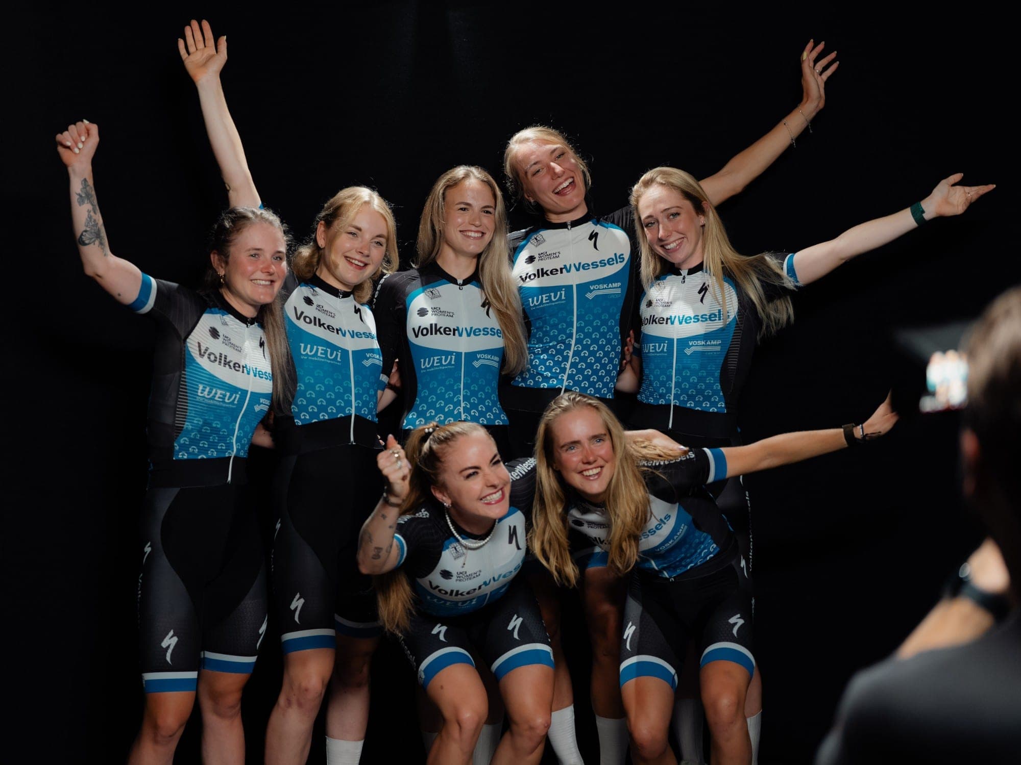As ciclistas da VolkerWessels Cycling Team na foto de equipa