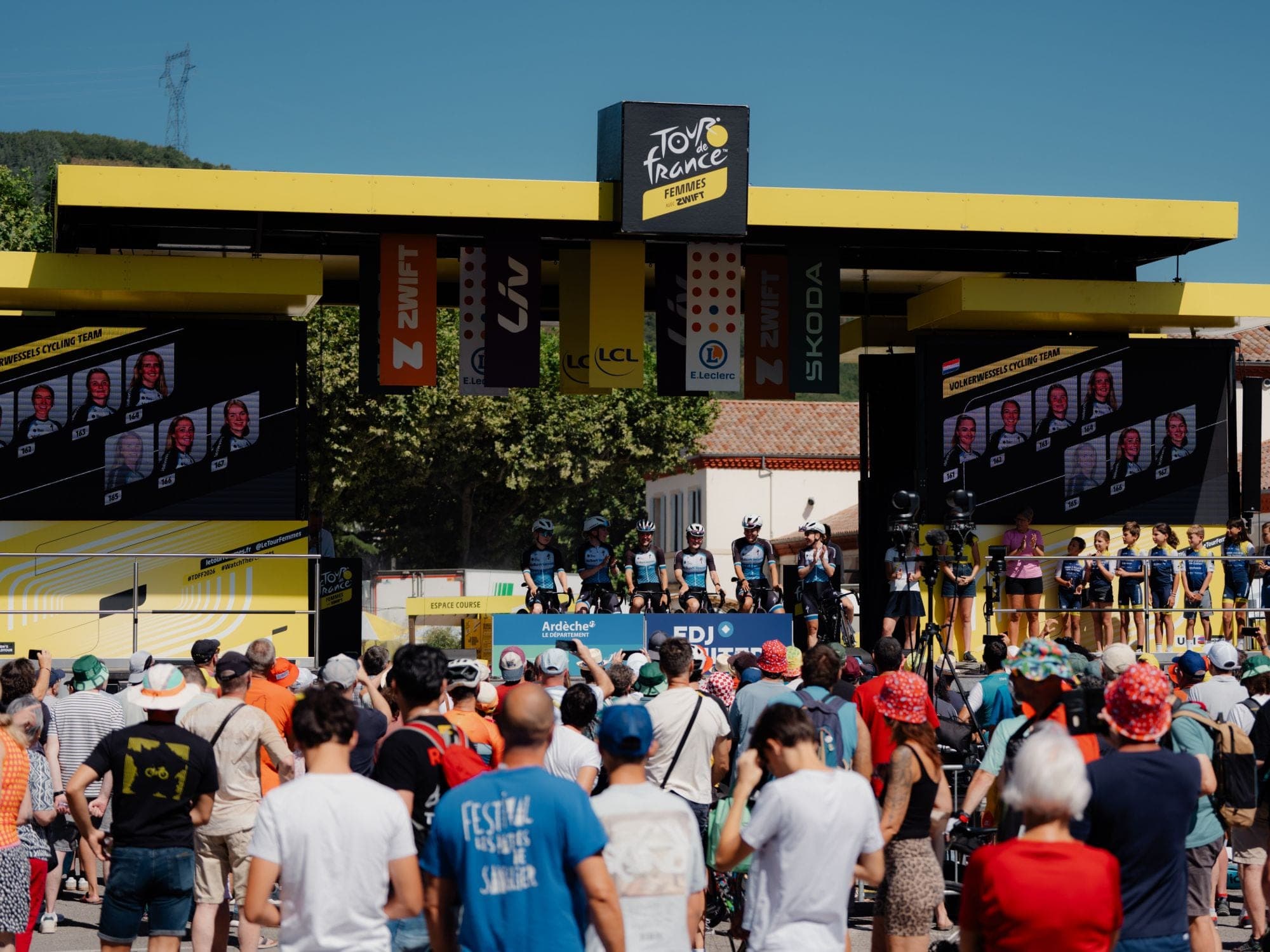 A equipa VolkerWessels no palco da apresentação das equipas do Tour de France Femmes